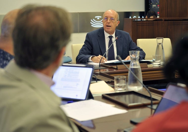 La Junta ve bien retrasar la jubilación de los funcionarios que «transmitan sus conocimientos» a los nuevos empleados